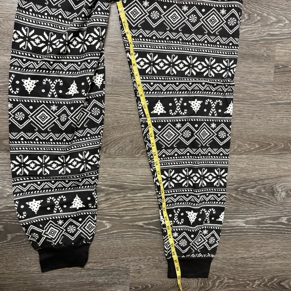 Unisex Snowflake And Candy Cane Christmas Pajamas Black & White Size Large -NWT - Picture 7 of 9